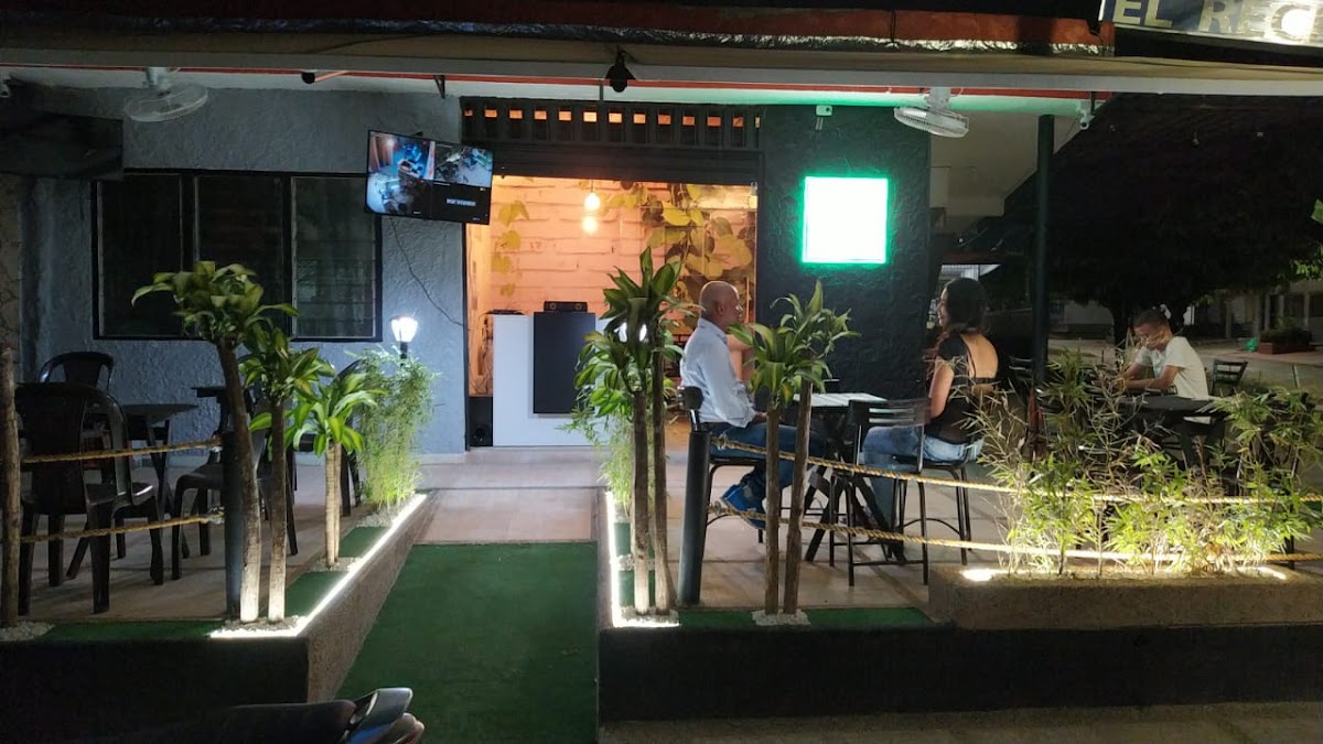 4.40 Privé Bar y Café