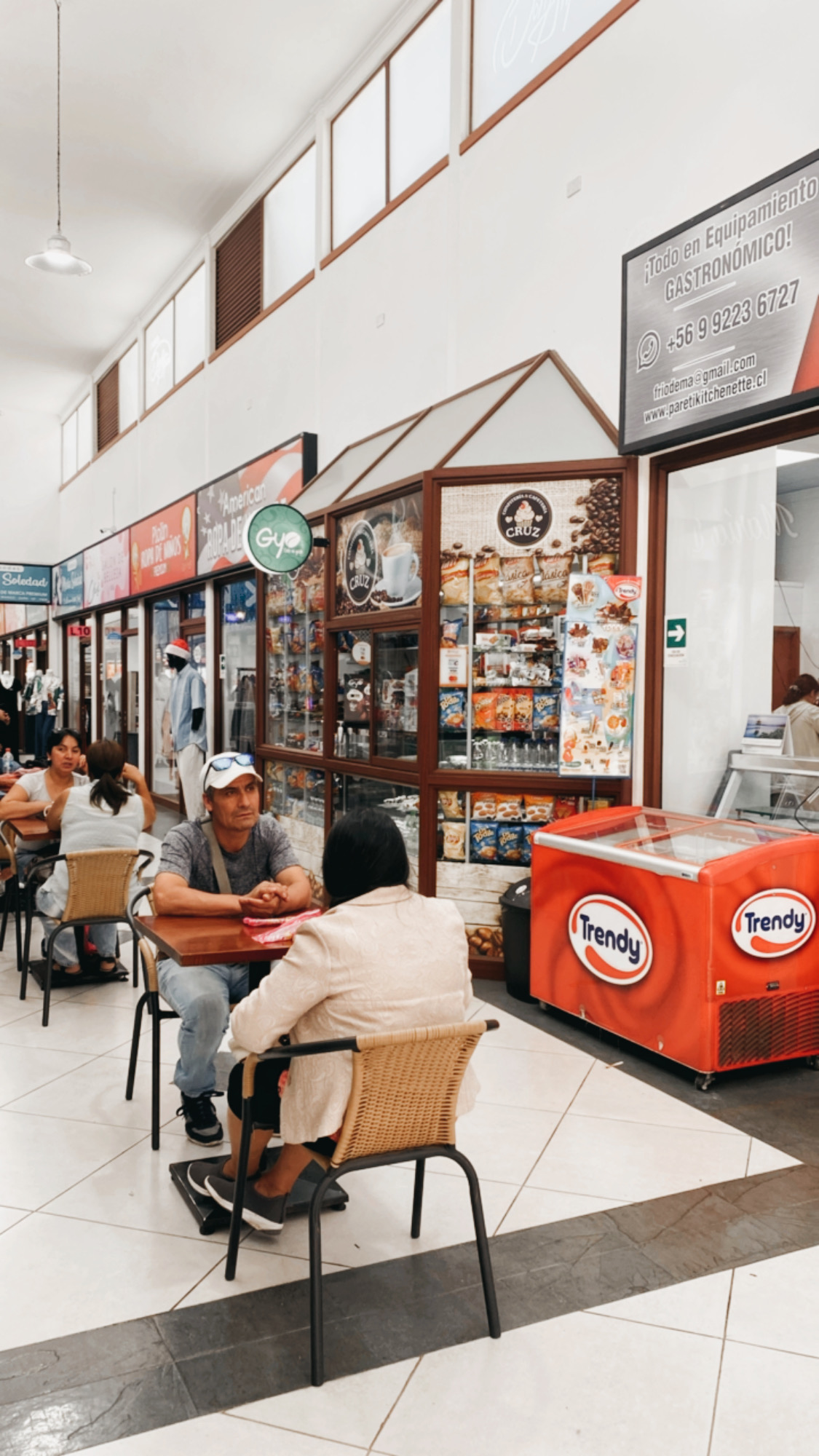 CONFITERÍA Y CAFETERÍA CRUZ