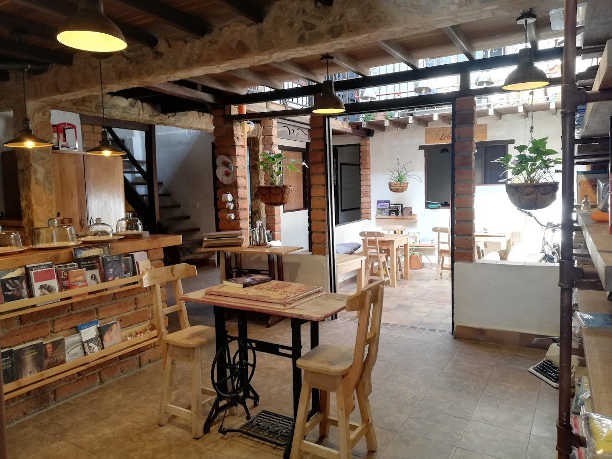 Café Biblioteca y Librería Texturas y Armonías