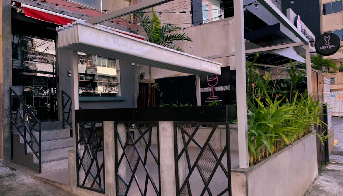Central Coffee Shop & Wine Room