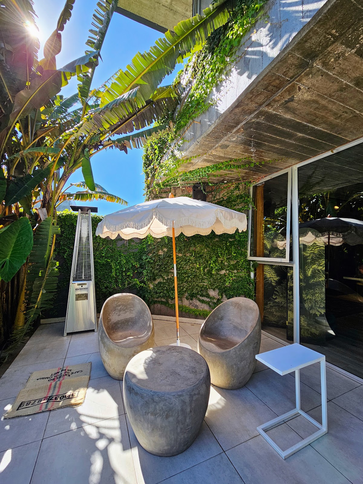 MERCEDES COSTAL café.