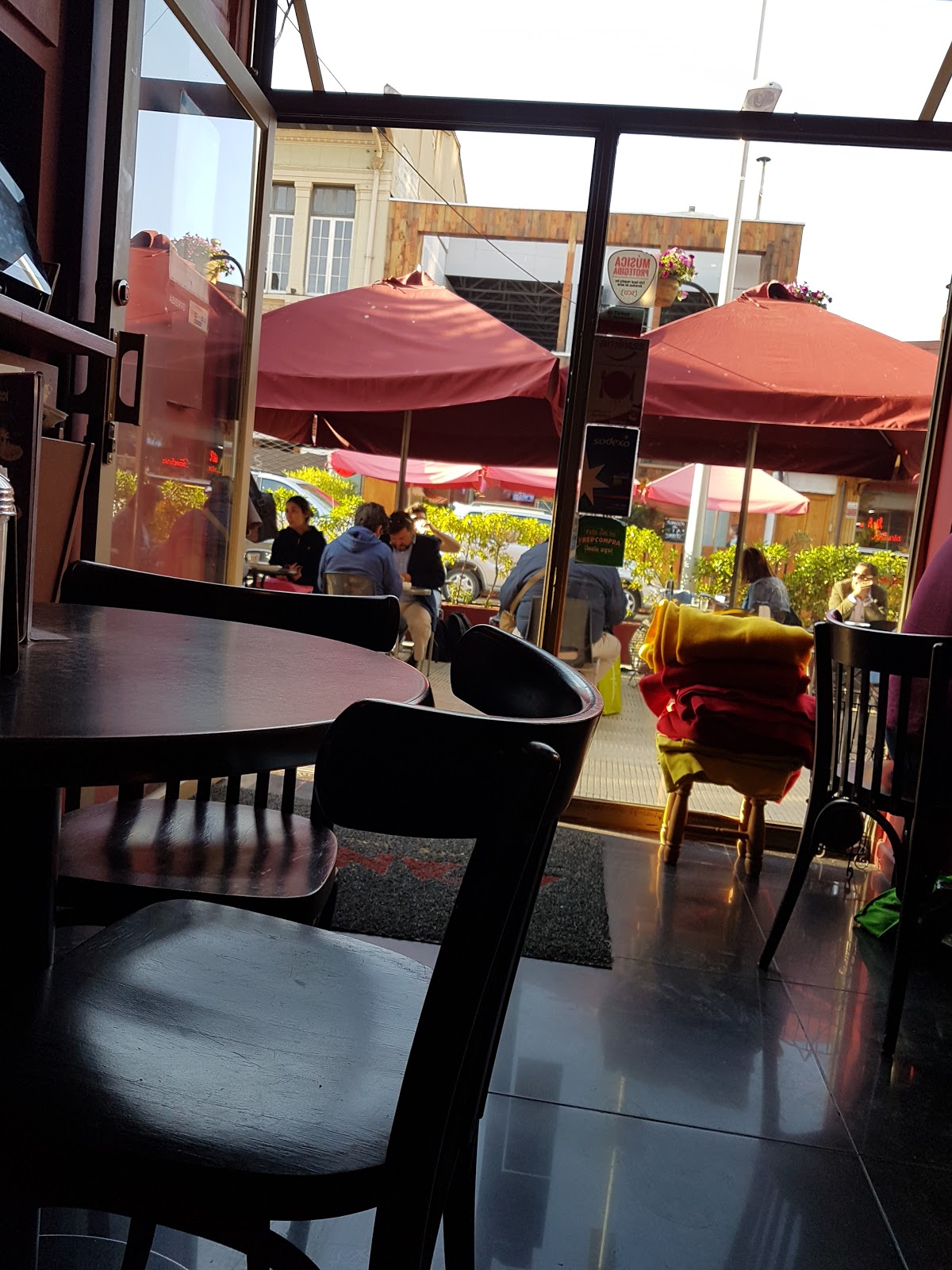 Mangos Café