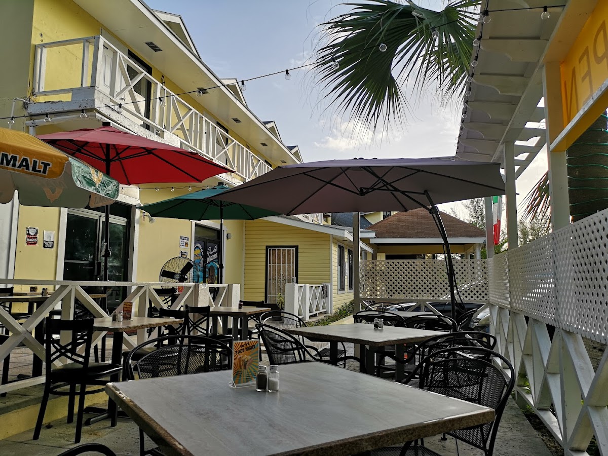 Salty'z Restaurant and Bar