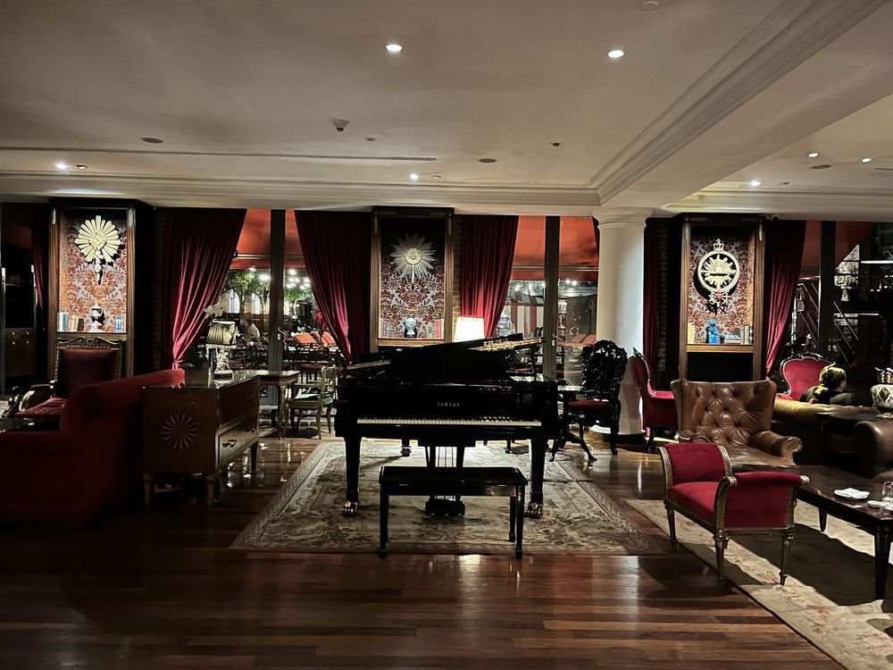 The Library Lounge & Poolbar
