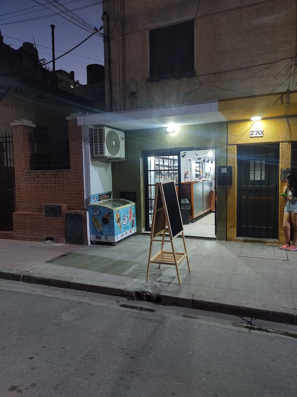 Yakú - Tienda & Café